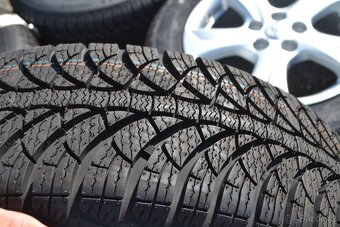 NOVÁ originální zimní sada Toyota Yaris, pneu 185/65 R15 - 11