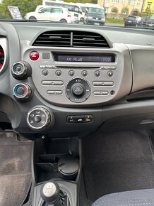 Honda Jazz, 95.000 km, rok 2011, servisováno jen v Hondě - 11