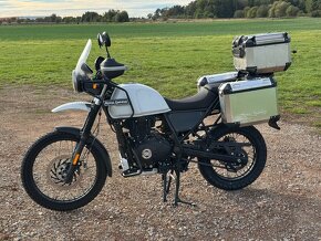 Royal Enfield Himalayan se sport. výfukem a mnoha doplňky - 11