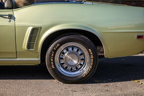 Ford Mustang Convertible - 12