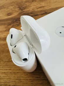 Sluchátka Apple AirPods 2019 s bezdrátovým nabíjením - 12