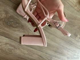 Světle růžové sandále na podpatku - 12