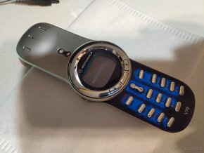 Motorola V70 s originální nabíječkou - 12