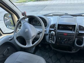 Obytná dodávka Peugeot Boxer, tempomat, solár, super stav - 12