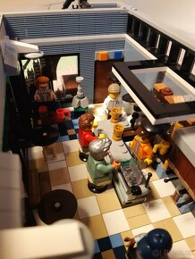 Lego Town Square Pub 10255 - 12