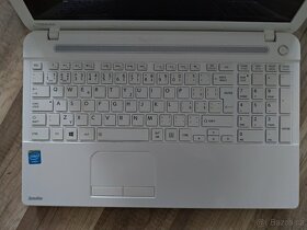 Bílý notebook Toshiba s Win - 12