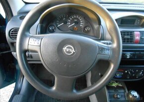 Opel Corsa 1,0 12V Club benzín manuál - 12