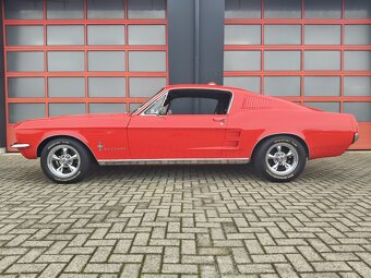 Ford Mustang Fastback - 12