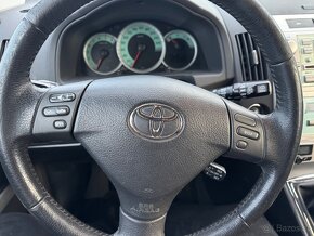 Toyota Corolla Verso 1,8 VVT-i 95 KW r.v. 2004 . - 12