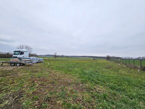 Nabízíme na pronájmem pozemek vhodný na autobazar, parkování - 12