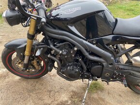 Triumph speed triple 1050 - 12