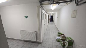 Pronájem zatepleného skladového prostoru (1 246 m²) u D1 - 12