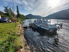 KAJUTOVÁ MOTOROVÁ LOĎ CRUISER  VČETNĚ KOTVIŠTĚ V SEBUZÍNĚ. - 12