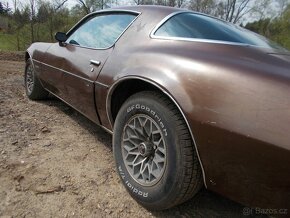 Pontiac Firebird 6.6ccm V8 - 12