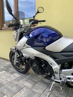 Suzuki GSR 600 - 13