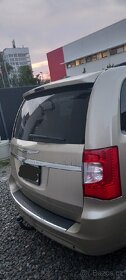 Chrysler town and country - 13