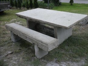 Obrovský starý kamenný žulový stůl s trnoží a lavice. - 13