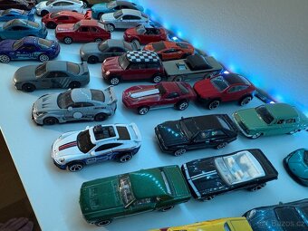 65 modelů HotWheels + garáže, příslušenství. - 13