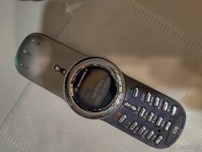 Motorola V70 s originální nabíječkou - 13