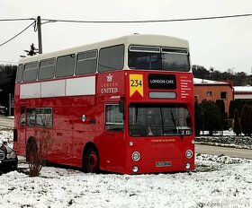 Anglický double decker Daimler Fleetline ( 1975 ) s TP - 13