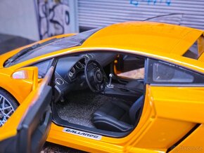 Lamborghini Gallardo LP560-4 1:18 AutoArtorange cordelia wh - 13