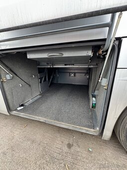Autobus se nachází ve městě Praha. Všechno funguje. Má 48 + - 13