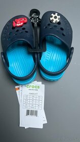 CROCS 10400 Electro 41T Navy-Electric Blue detské papuče - 13