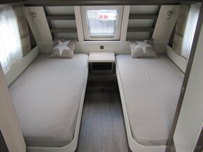 Prodám karavan Hobby 560 UL,r.v.2017 + mover + klima + stan. - 14