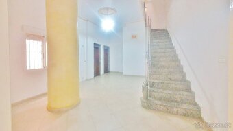 Zařízený apartmán 3+kk s balkonem a bazénem TORREVIEJA - 14