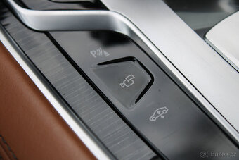 BMW 730d xDrive / ACC / HUD / 360° / VZDUCH / KEYLESS / 21" - 14