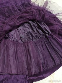 Prodám korzetové plesové šaty fialové barvy - 14