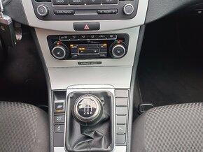 VW Passat B7 1.6 Tdi 77 kW combi Comfortline - 14