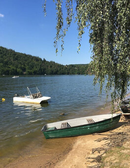 Prodám hezký karavan s pergolou,přístřeškem a mot. člunem - 14