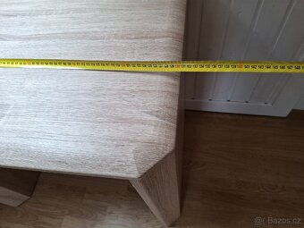 Postel s matrací, stůl a skříněmi - 14