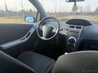 Toyota Yaris 1,0 VVT-i Dream 5 dveří - 14