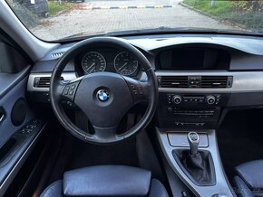 BMW E90 320i 125kW Xenony Kůže Navigace Tempomat ALU R16 - 15