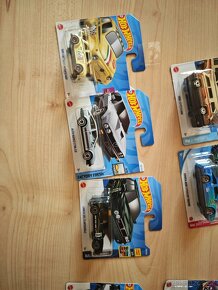 Hot wheels autíčka - 15