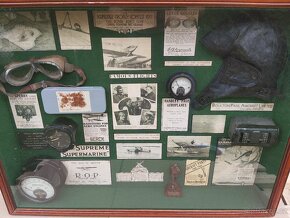 Velmi staré letecké věci ve vitríně - dekorace do muzea, klu - 15
