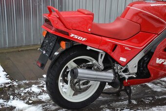 Honda VFR 750F RC24 - 15