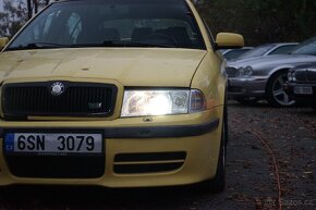 Škoda Octavia RS 1.8t RS Liftback ŽLUTÁ - 16