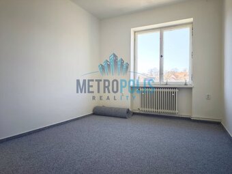 Pronájem prostorného bytu 4+1 (120 m²) s lodžií a zahrádkou  - 16