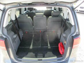 VW Touran 2,0TDI 103KW HIGHLINE PANO 7míst 06/2011 - 16