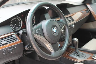 BMW 530xD 170kW Panorama + Navi + Výhřev + Xenon + - 16