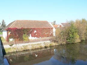 TCHOŘOVICE - stavení u rybníku s uzavřeným dvorem - 16