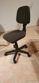 Kancelářský nábytek - stoly, židle, poličky, stolní lampa - 16