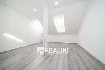 Pronájem podkrovního bytu 3+kk, 80m2 v rezidenci na ulici Zá - 17