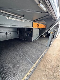 Autobus se nachází ve městě Praha. Všechno funguje. Má 48 + - 17