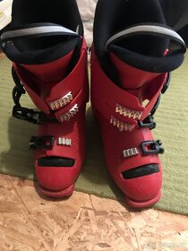 Lyžařské boty a lyže - 18