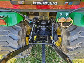 Malotraktor John Deere 2520 HST s čelním nakladačem - 18