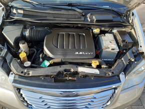 Chrysler Town Country 3,6L V6 7 míst, DVD, tažné zařízení - 18